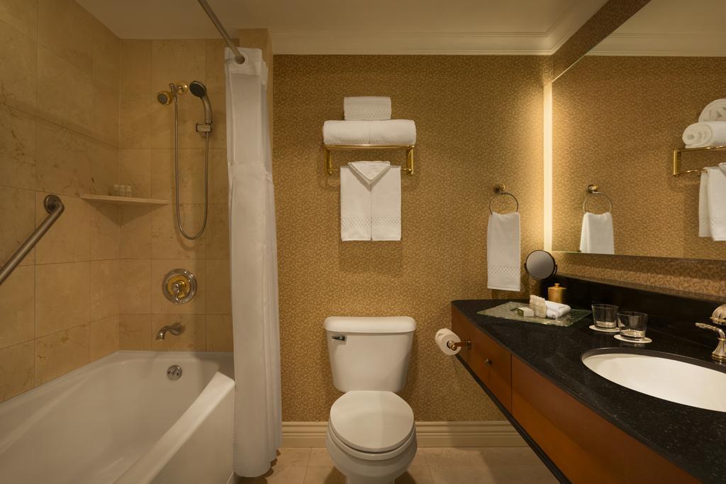 Premier One-Bedroom King Suite (with Sofa Bed),692513991:JPEG