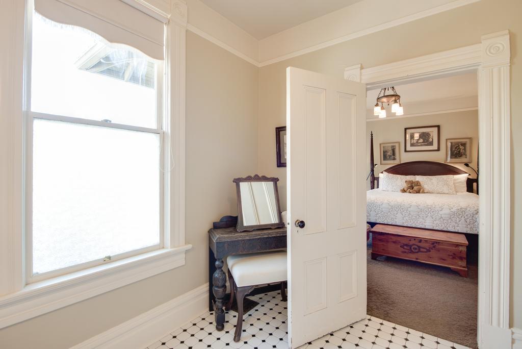 Quarto com Cama King-size e Vista da Cidade